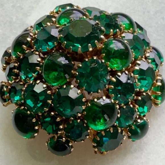 Vintage Holiday  Domed Green Rhinestone Round Brooch Pin💚 - Picture 2 of 8